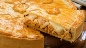 Torta de massa podre com frango: receita crocante por fora e cremosa por dentro
