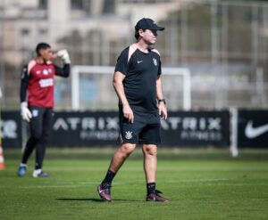 Corinthians apresenta novo preparador físico e Carrillo se reapresenta
