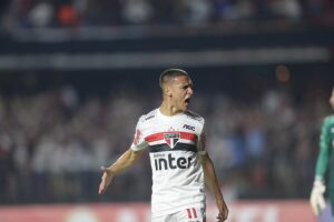 Antony anima torcedores do São Paulo e diz que quer voltar
