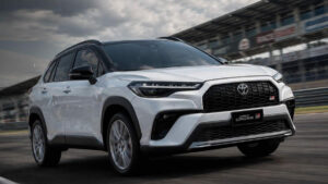 Toyota Corolla Cross 2027 chega ao Brasil com garantia de até 10 anos e preços a partir de R$ 194 mil