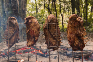 Costela Fogo de Chão: aprenda a fazer a tradicional costela assada lentamente na brasa