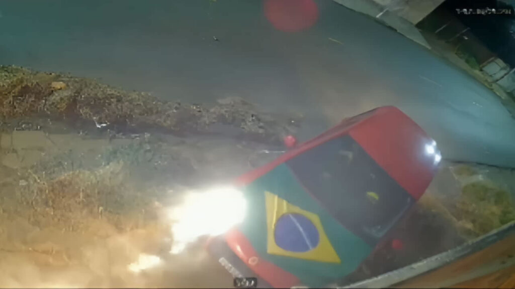 Motorista abandona veículo após bater em muro