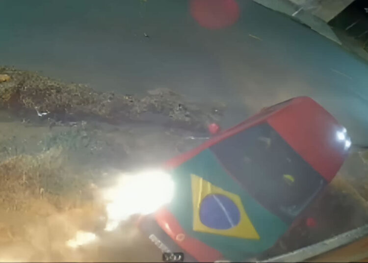 Motorista abandona veículo após bater em muro