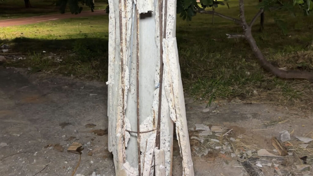 Poste danificado preocupa moradores no Vila Real