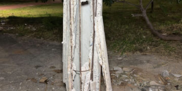 Poste danificado preocupa moradores no Vila Real