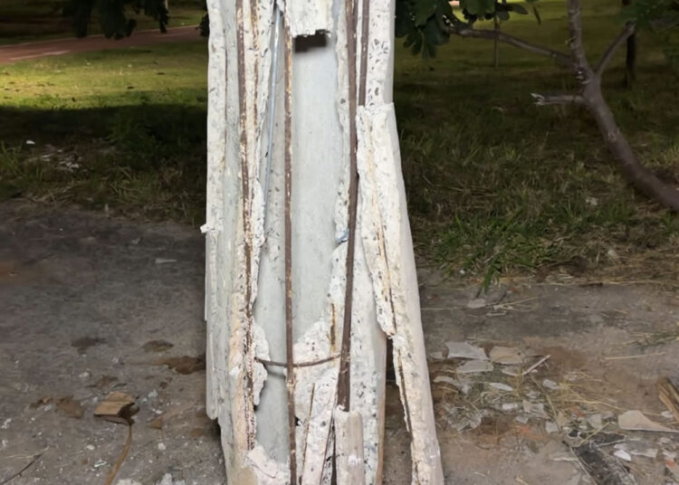 Poste danificado preocupa moradores no Vila Real