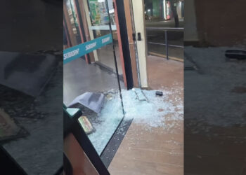 Tentativa de assalto em restaurante danifica porta de vidro em Hortolândia