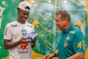 Vini Jr. é homenageado após completar 50 jogos no Brasil