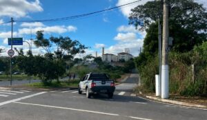 Acesso da Avenida Panaíno é interditado após rompimento de adutora da Sabesp em Hortolândia