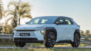 Toyota lança bZ4X no Brasil: primeiro SUV 100% elétrico da marca chega por R$ 419.990