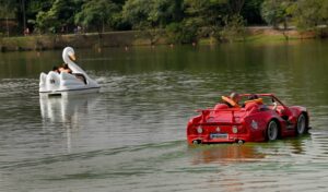 Lagoa do Taquaral inaugura carrinhos elétricos flutuantes e atrai visitantes em Campinas