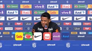 Douglas Santos revela estratégia de Ancelotti para definir escalação