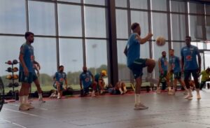 Neymar faz brincadeira com bola e segue recuperação