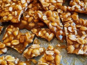 Pé de moleque caseiro: receita fácil e irresistível para Festa Junina