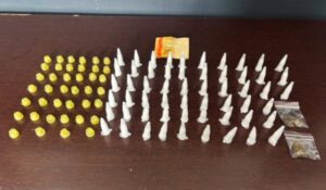Homem é preso por tráfico de drogas no Jardim Amanda após esconder entorpecentes em entulho