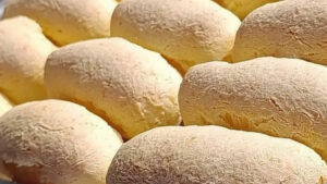 Biscoito de polvilho caseiro: receita fácil fica crocante por fora e macia por dentro