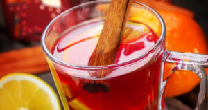Quentão Tradicional: receita fácil para aquecer as noites de festa junina