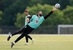 Seleção Brasileira trabalha em dois períodos e Neymar segue fora