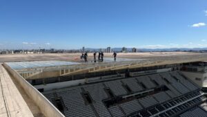 Corinthians faz operação para limpar o teto da Arena