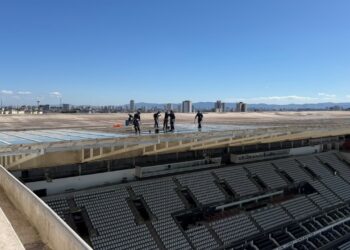 Corinthians faz operação para limpar o teto da Arena