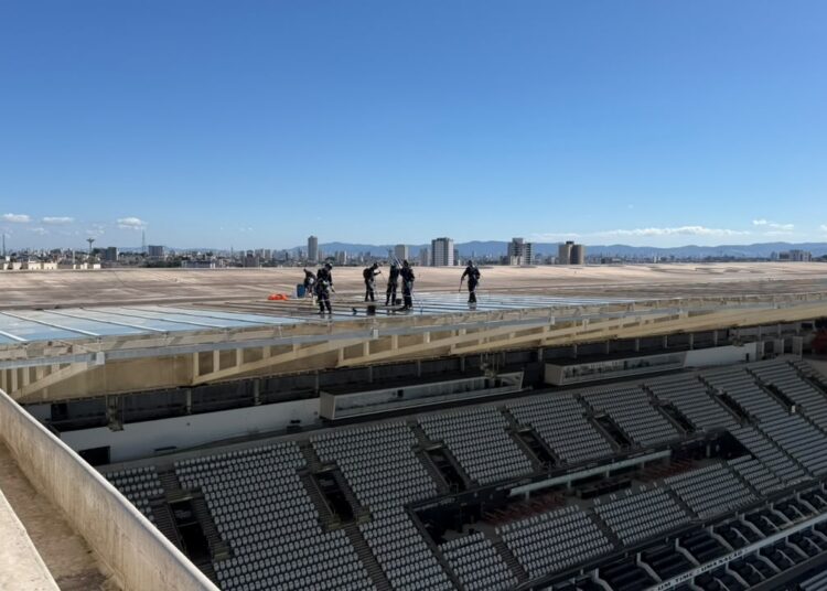 Corinthians faz operação para limpar o teto da Arena