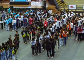 Crianças competindo em esporte escolar