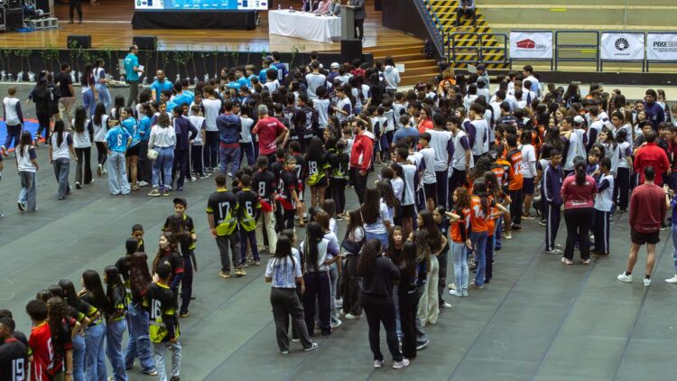 Crianças competindo em esporte escolar