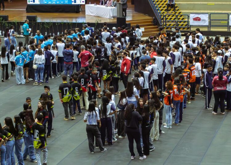 Crianças competindo em esporte escolar