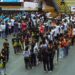 Crianças competindo em esporte escolar