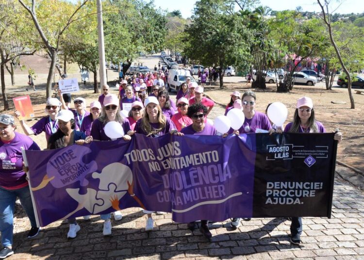 Mulheres com roupas roxas ou lilás na campanha contra violência