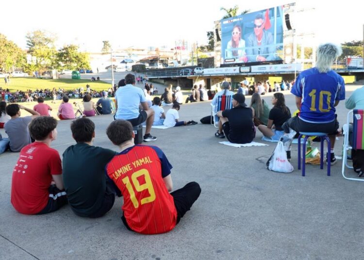 Telão na Praça Arautos da Paz se despediu com vitória da Espanha sobre a Argentina