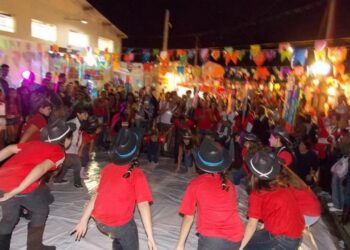 Tradicional clima das festas juninas com comidas típicas, música e convivência para todas as idades