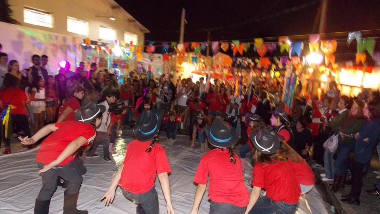Tradicional clima das festas juninas com comidas típicas, música e convivência para todas as idades