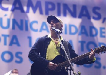 Zeca Baleiro no palco do Centro de Convivência durante concerto da Orquestra Sinfônica