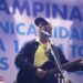 Zeca Baleiro no palco do Centro de Convivência durante concerto da Orquestra Sinfônica