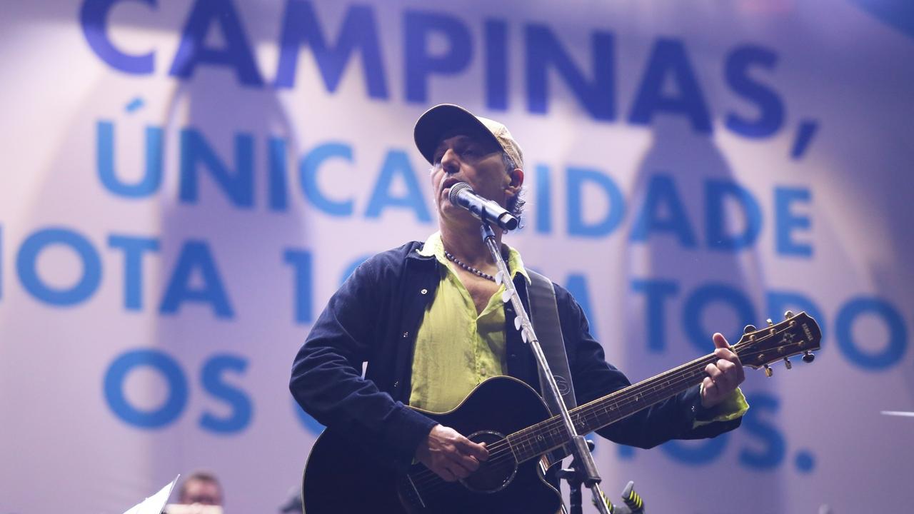 Zeca Baleiro no palco do Centro de Convivência durante concerto da Orquestra Sinfônica