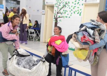 Varal Solidário com roupas doadas para livre escolha durante evento