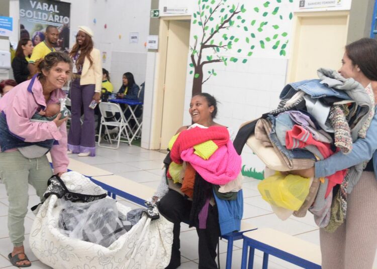 Varal Solidário com roupas doadas para livre escolha durante evento