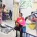 Varal Solidário com roupas doadas para livre escolha durante evento