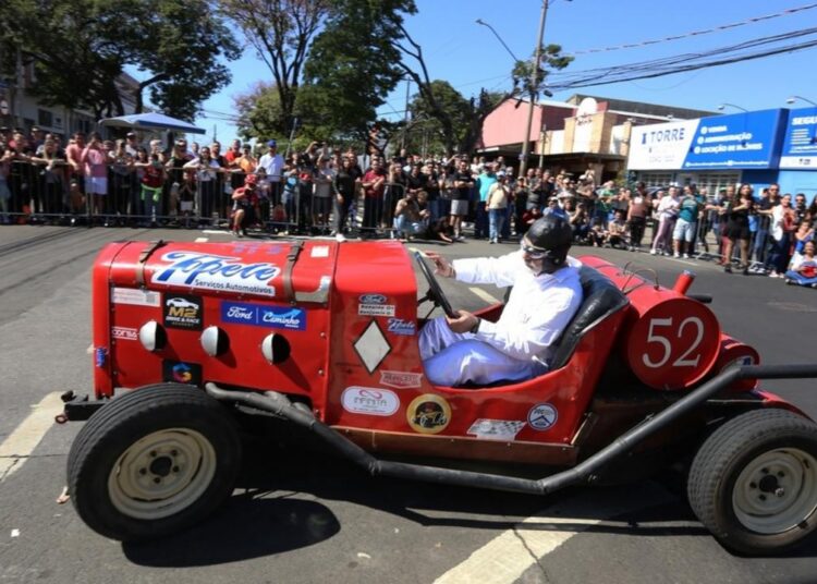Evento reúne carros históricos e veículos de competição na Torre do Castelo