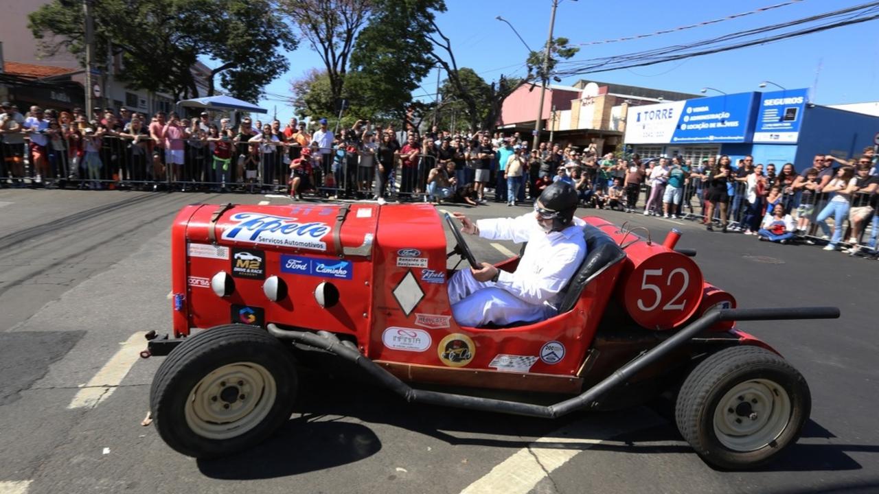 Evento reúne carros históricos e veículos de competição na Torre do Castelo