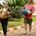 Tutor apresenta documentos para atendimento veterinário