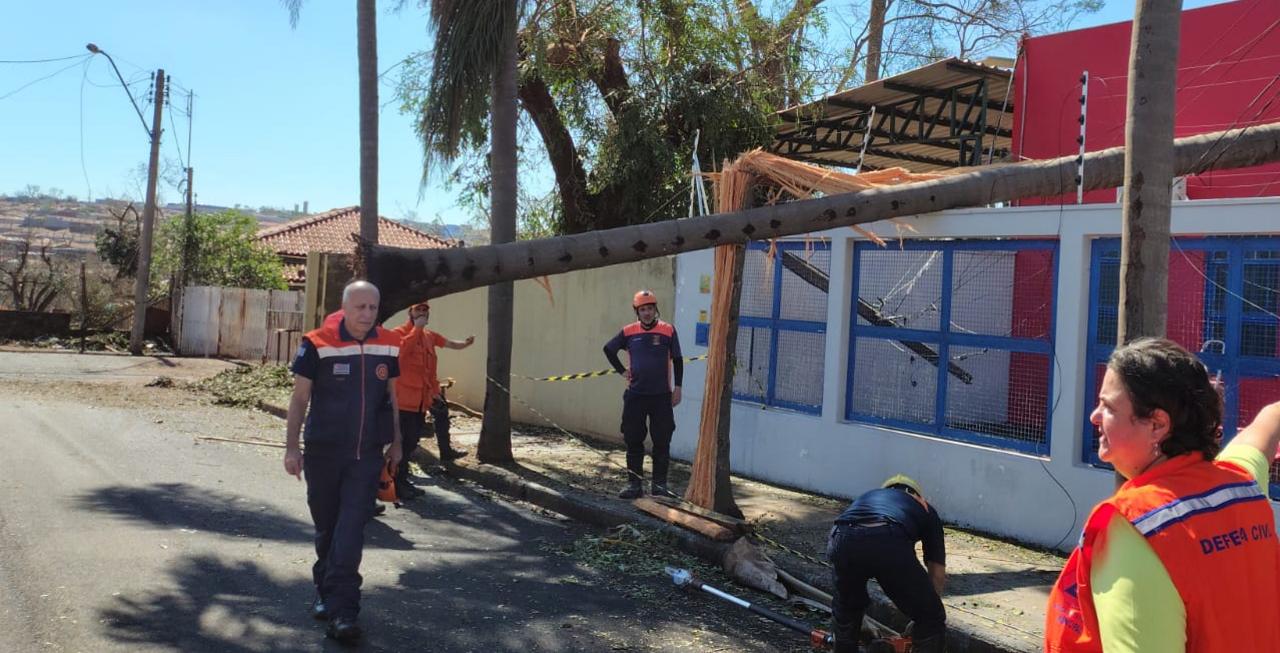 Cinco agentes em duas viaturas auxiliando na força-tarefa em Guariba após temporal com ventos fortes