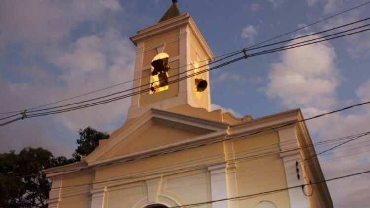 Fachada da Igreja de Sant'Ana no distrito de Sousas