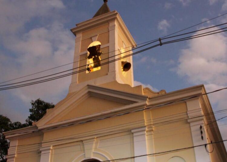 Fachada da Igreja de Sant'Ana no distrito de Sousas