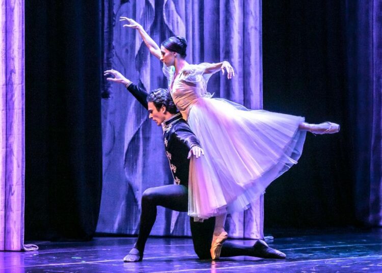 Performance artística com técnica e elementos acrobáticos na dança clássica