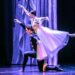 Performance artística com técnica e elementos acrobáticos na dança clássica