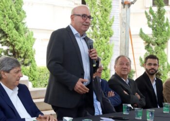 prefeito Dário Saadi durante inauguração de hospital no Centro