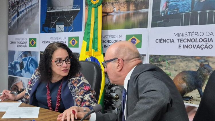 Prefeito Dário Saadi e ministra Luciana Santos durante reunião em Brasília