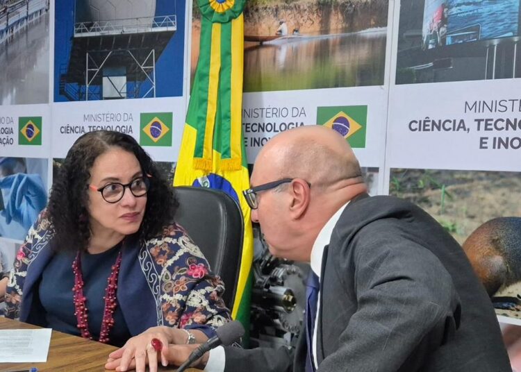 Prefeito Dário Saadi e ministra Luciana Santos durante reunião em Brasília
